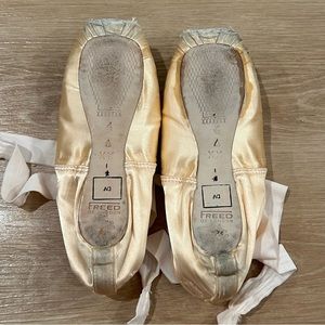 dead pointe shoes